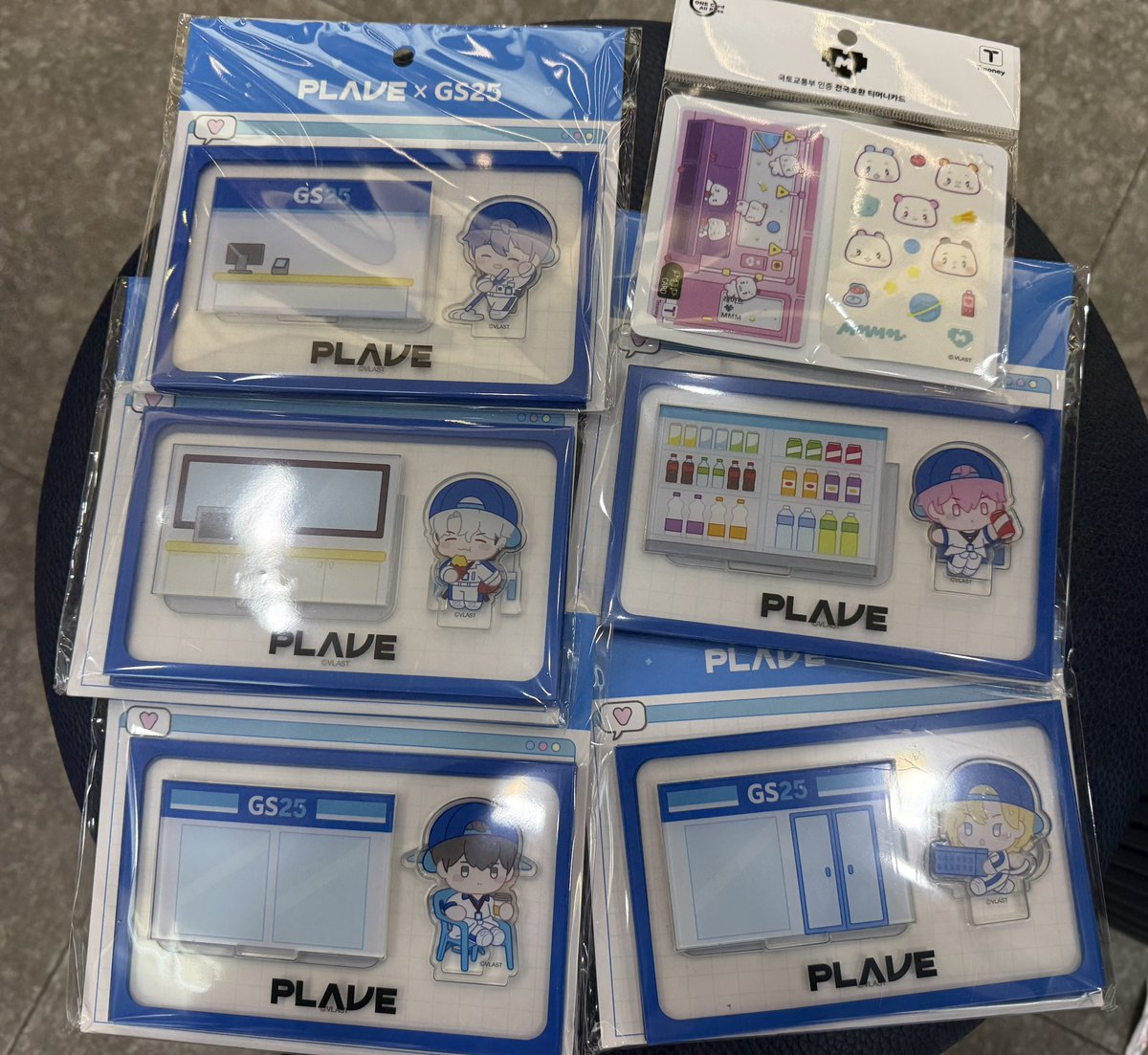 watch_me_Wooooo's tweet image. gs25  세미팝업 굿즈🥰

꼬깔콘 포카
믐깅 뱃지
디오라마 + 교통카드
아크릴 스탠드