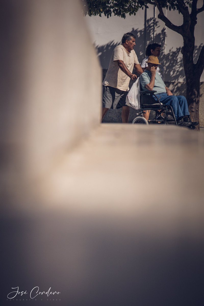 El cuidado no desaparece, solo cambia de dirección.

@josecorderophoto 

#lebrija #streetphotography #andalucia #fotografiadecalle  #fotodecalle