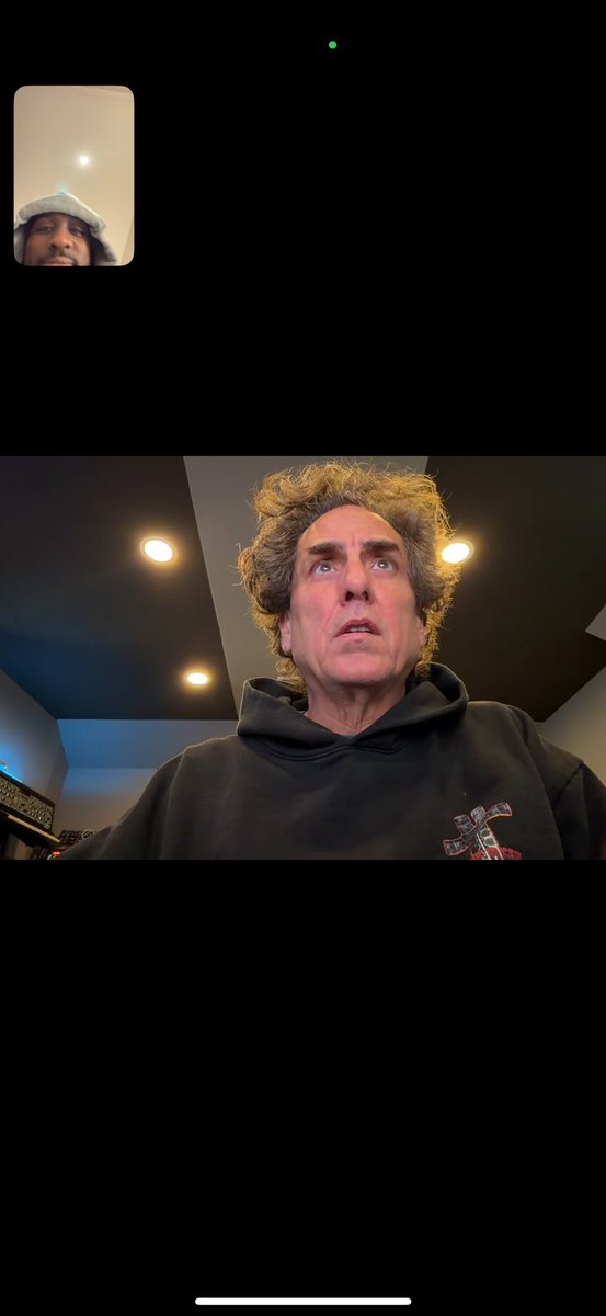 kelvinkrash's tweet image. ME + MIKE ADDING SYNTHS TO HELICOPTER A COUPLE OF DAYS AGO :) #ALBUMVERSION #DONTBEDUMB