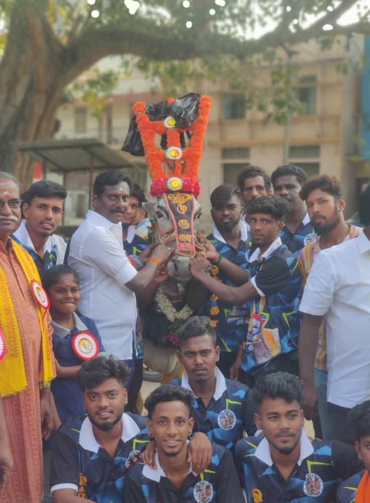 SRKAPPU3's tweet photo. வீரத்தின் அடையாளமாக, விவசாயிகளின் தோழனாக, கிராம மக்கள் வாழ்க்கையின் ஒரு அங்கமாக, தெய்வமாகக் கொண்டாடப்படும் பசு மற்றும் காளைகளின் பண்டிகையாம் மாட்டுப் பொங்கலை மகிழ்வுடன் கொண்டாடுவோம்...

#AIADMKITWINGOFL #எடப்பாடியார் #velloreadmk #srkappuvellore #ADMK_VLR #EPS #srkappu #vellore https://t.co/YexUq9Hxa2