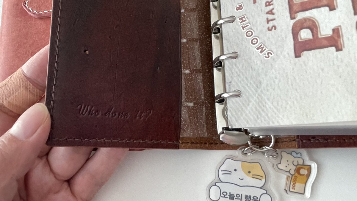 이렇게 추가된 우리집 클클 커버 가족(?)
보송보송한 푸에블로만 보다 꼬냑 보니까 새삼 신기하네요. 다른 분 후기 보고 나도 후던잇 안쪽에 각인했더니 몹시 멋있는 거 같음