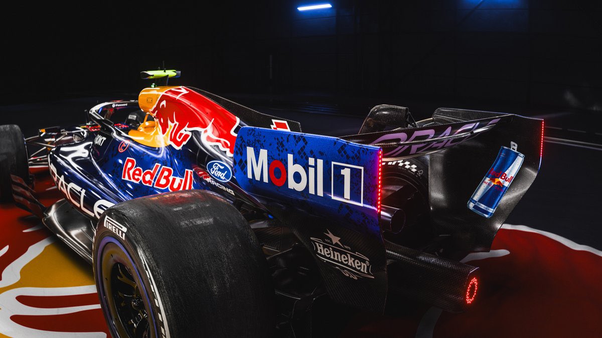 Para los que esperaban un gran cambio en el livery de <a href="/redbullracing/">Oracle Red Bull Racing</a>  #rb22 tengan un plato más de lo mismo, lo más novedoso el azul holografico y el delineado del logotipo.