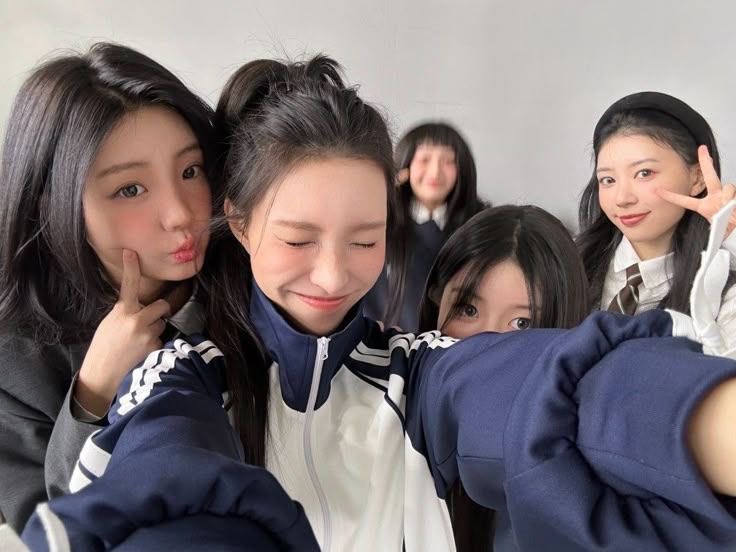 cutecoolgirl47's tweet photo. need more of these yunah selfies🥺🥺 https://t.co/ypHBALwGpH