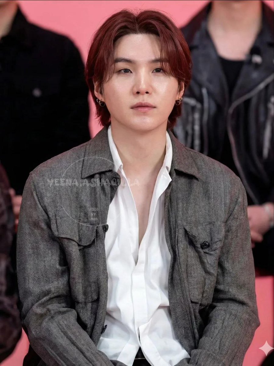 btswingsjm7's tweet image. OMG TENEMOS A MIN YOONGI CON EL PELO COLOR ROJO??? MIREN SE VE TAN GUAPO 😭❤️