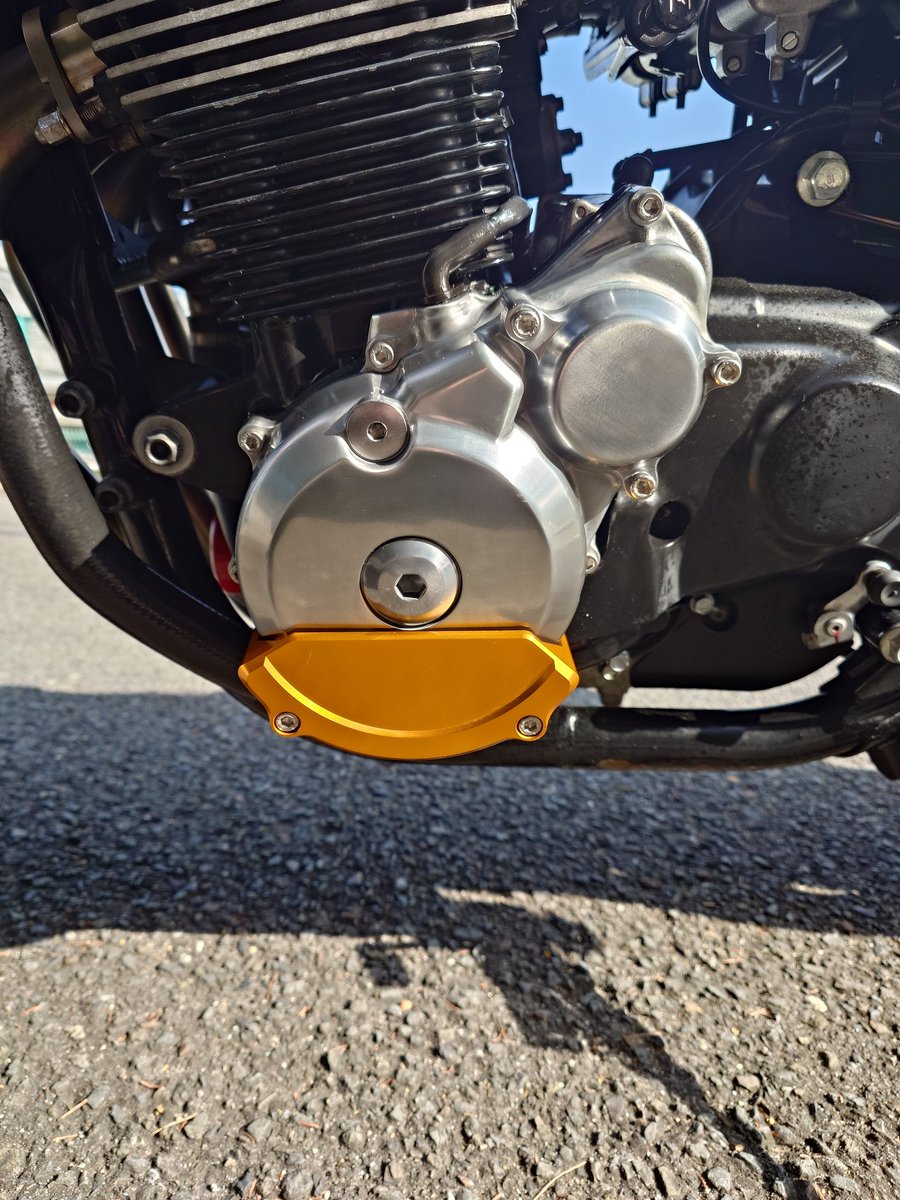 azfe00's tweet image. 最近仕事が忙しく
かなり低浮上でしたが

昨日たっぷり時間を掛けてクランクケース交換しました
だいぶボロボロでオイルが滲み始めてましたから
ついでにジェネレーターの点検もして異常無し、っと

久しぶりの整備で疲れつつも楽しかったです✨
#バイク 
#CB1300
#SC40