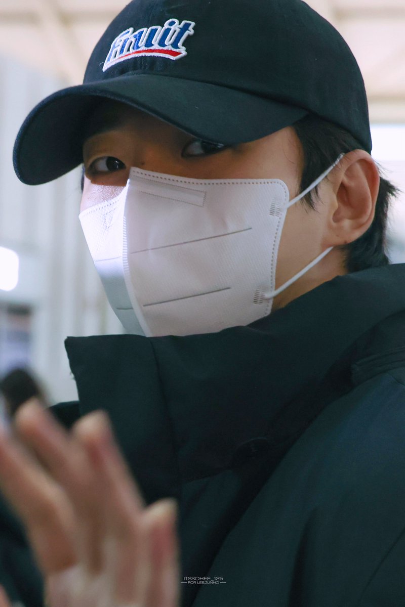 itssohee_'s tweet photo. 20260116 인천-마카오 출국✈️
-
🤭오빠 여기한번만 봐주세요오 💛
🐧👀👋🏻
-
#이준호 #LEEJUNHO #JUNHO 
#태풍상사 #강태풍 #tvN #Typhoonfamily #팬미팅 https://t.co/2B0kCfV2BS