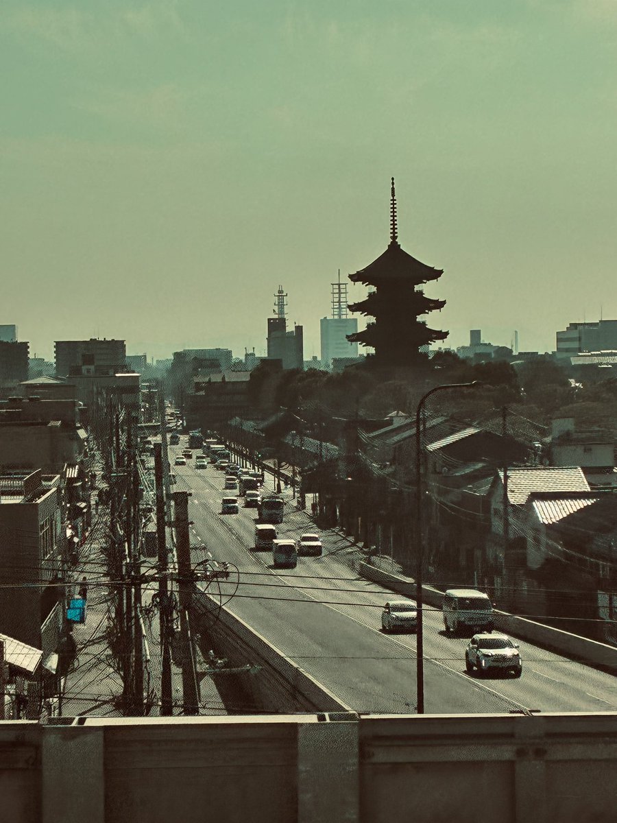 はい。会社寄ってバタつきましたがちゃんと新幹線乗れましたー。YDK✨…が、
🚄のぞみやと思ったら🚅こだまでしたー。
名古屋到着10分程度遅れます🫠

京都by新幹線車窓
#社内連絡