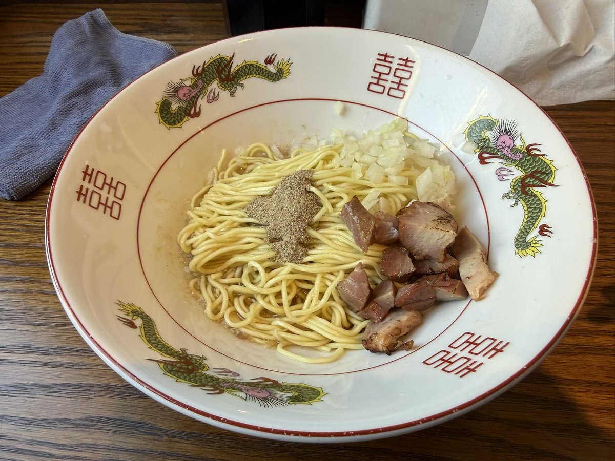 HommaKats's tweet photo. 去年から気になっていたお店にやっと来れました。
迷わず特製煮干しそばをチョイス
スープは塩分もそれほどくどくなく、油分も抑えていて飲みやすかったです。
チャーシューが豚と鶏の両方味わえるのは最高でした。
和え玉（替え玉）も具沢山で底のタレをかき混ぜてスープに入れると味が更に変化して美味しく味わいました。
次回はつけ麺に挑戦したいです。

#特製煮干しそば 
#中華蕎麦縁 
#豚骨煮干し系 
#東京ラーメン 
#グルメツアー 
#飯テロ 
#ラー活 
#ラーメン部