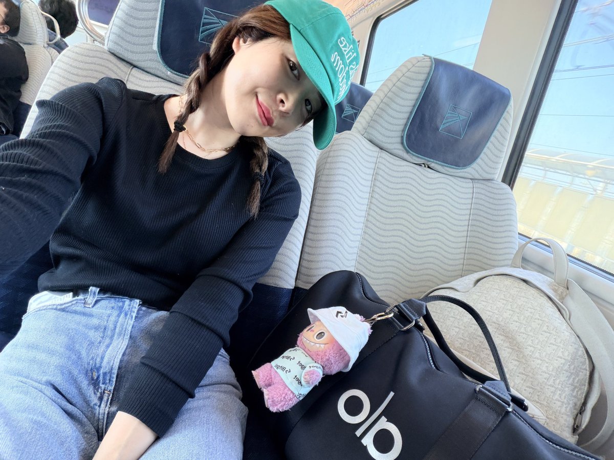 2026年の初旅スタート✈️✨ Bitget  Labubuちゃんと一緒に移動中なんだけど、この子を連れてると自然とみんなが話しかけてくれて、すぐに友達ができちゃうの🤤💓  Labubuちゃんの引き寄せパワー、本当にすごい🫶 今年も素敵な出会いがたくさんありますように！ #bitget ...