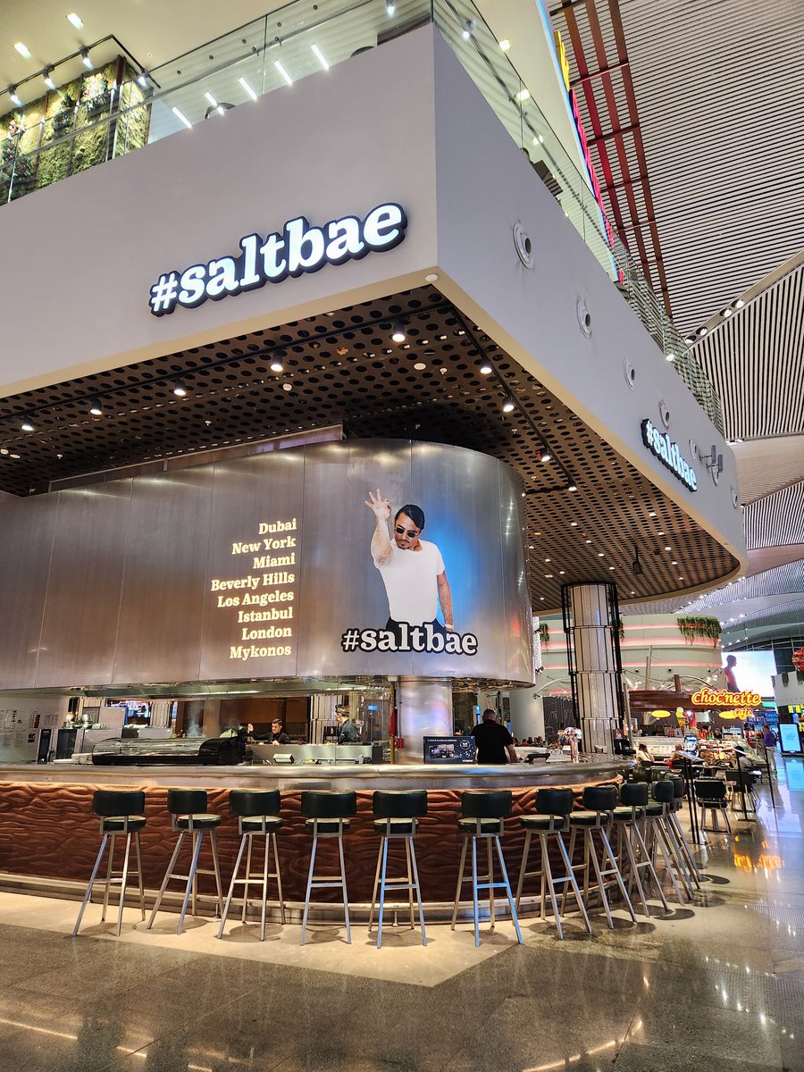 イスタンブール空港に着いた！！！このおじさん知ってる！塩めっちゃ撒き散らすおじさん！！！このお店が元ネタだったの🤔？