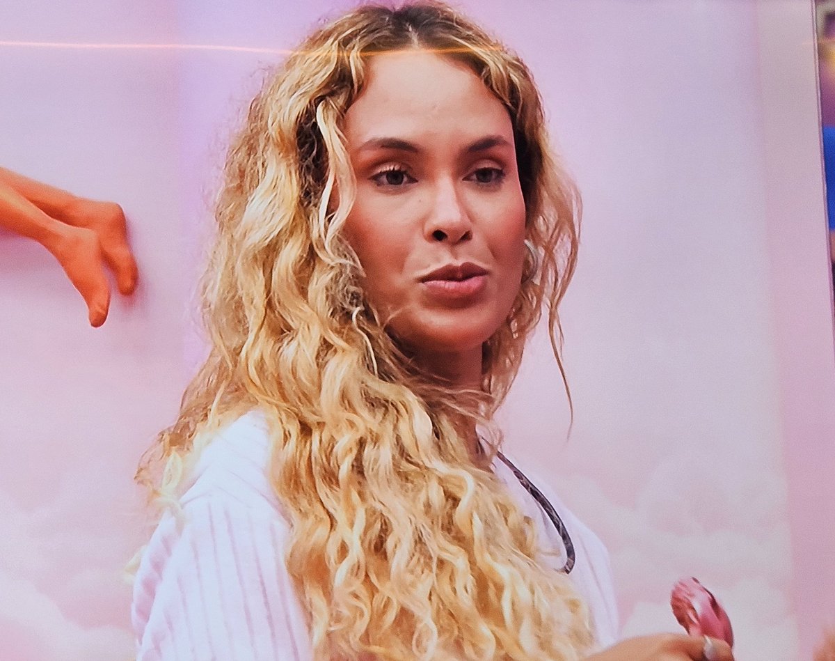 GabPerline's tweet image. Sarah acabou de alugar um triplex na cabeça de muita gente no #BBB26 ao alertar que o público escolheu o Big Fone dourado, que era o MAIS PERTO de Ana Paula e Rabiscado.

Ela já desvendou q o público vota minutos antes do telefone tocar. Mas tem gente ali desacreditando a gata.