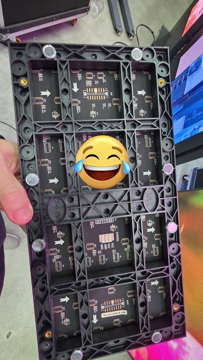 cnfize's tweet image. 今日は納品前の折りたたみLEDビジョンのチェック
下はお客さんの希望でかさ上げ希望で50cm分フェイクLED貼ってます。
高さは2500mmとかなり高めw
#leddisplay #ledビジョン