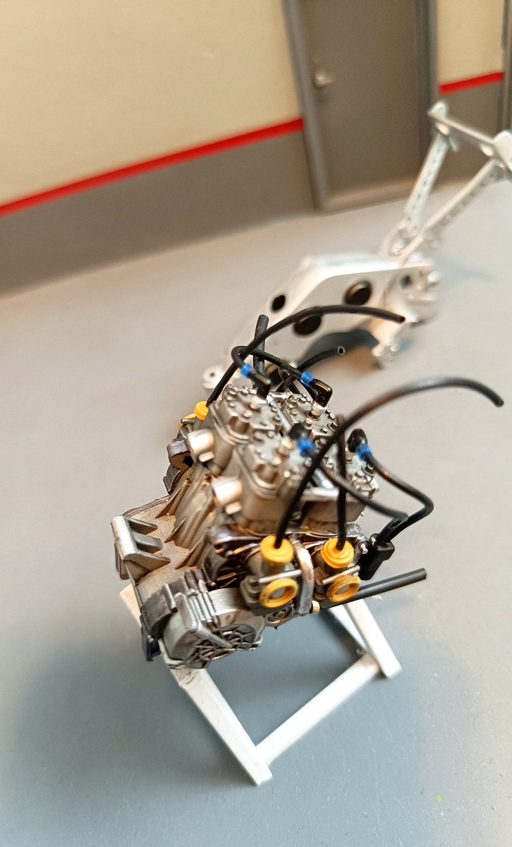 voromont's tweet photo. Ya está listo el motor de una de las KR. Para pintarlo, no he seguido los colores que marcan las instrucciones. Me he guiado por fotos de archivo para que parezca más real😅
#kawasaki #kr500 #tamiya #scalemodelbike #scalemodeling https://t.co/Lf05vpJBSy