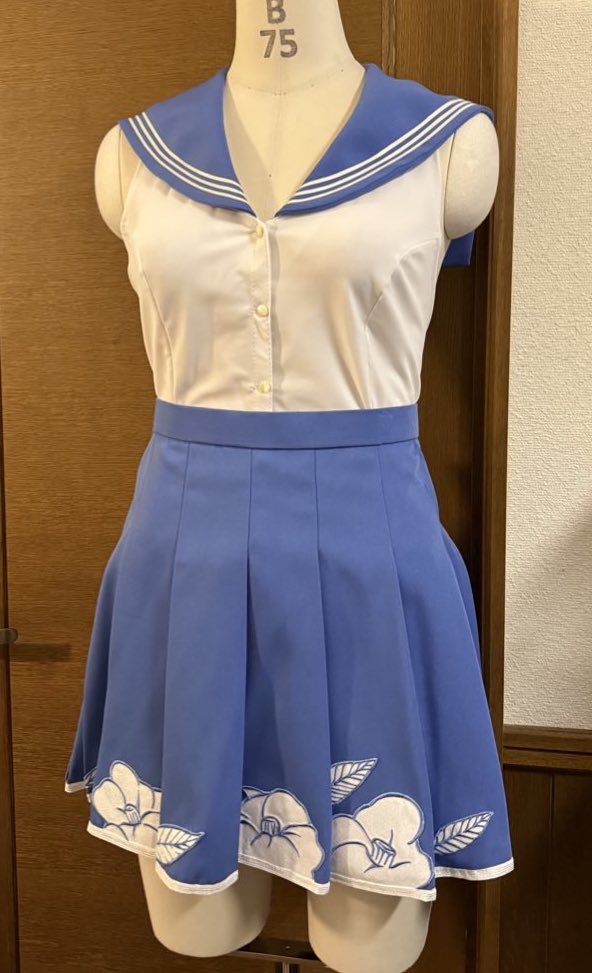 kerokei_cos's tweet image. これは伊東椿月ちゃんの衣装（コルセット無し）なんだけどこのタイプってヌーブラか特殊タイプの下着（金太郎スタイル）を自作するしかなく
支えられない（）脇が甘い（）
なのでダンサーさん用のはインナーを付けられるように背中部分をベージュ生地にしてお守り仕様にしてる