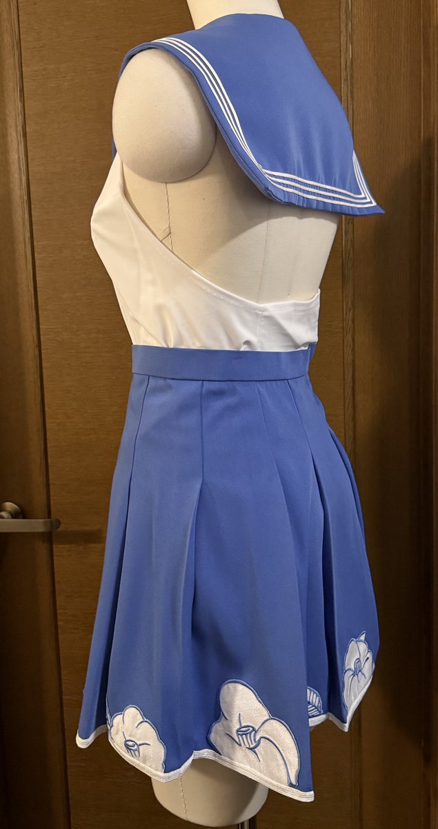 kerokei_cos's tweet image. これは伊東椿月ちゃんの衣装（コルセット無し）なんだけどこのタイプってヌーブラか特殊タイプの下着（金太郎スタイル）を自作するしかなく
支えられない（）脇が甘い（）
なのでダンサーさん用のはインナーを付けられるように背中部分をベージュ生地にしてお守り仕様にしてる