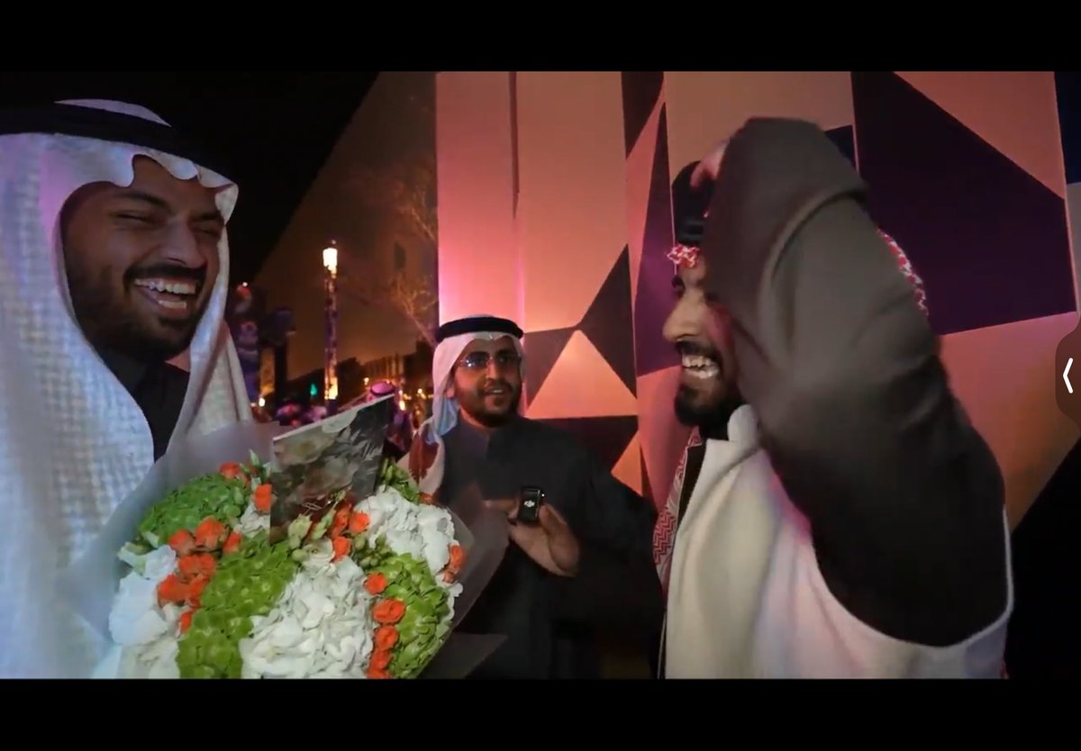 الباقه هاذي دارت على كل اللي بالحفل