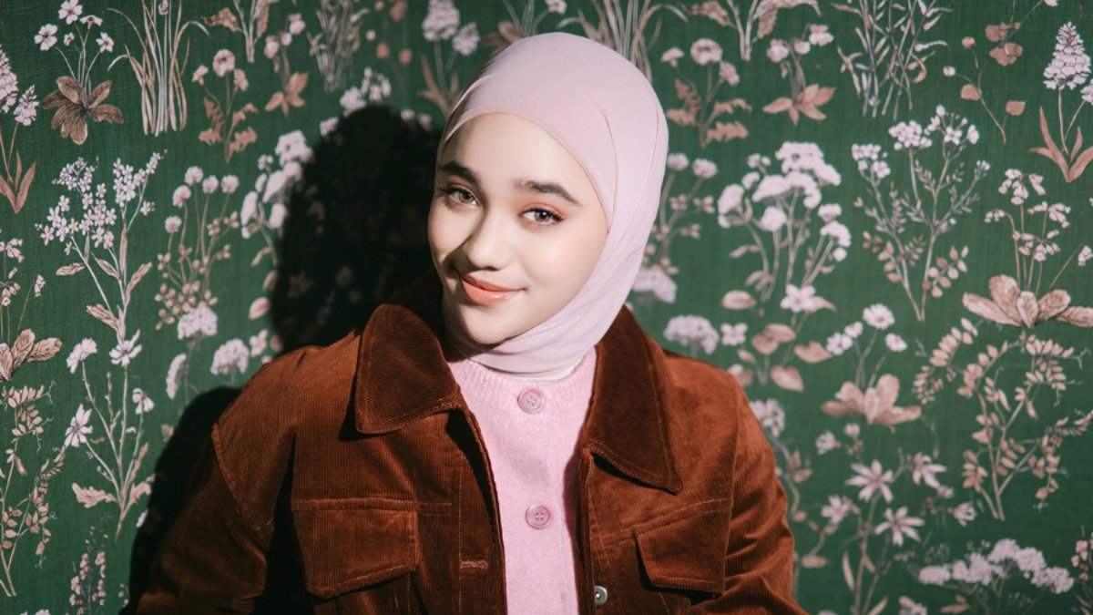 .<a href="/Nabilataqiyyah_/">nabila</a> captures the fluttering thrill of romance with 'Cegil' — watch

bandwagon.asia/articles/nabil…