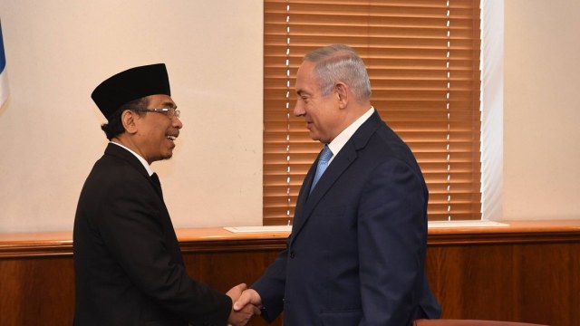 <a href="/ainunnajib/">Ainun Najib 🇮🇩@🇸🇬</a>