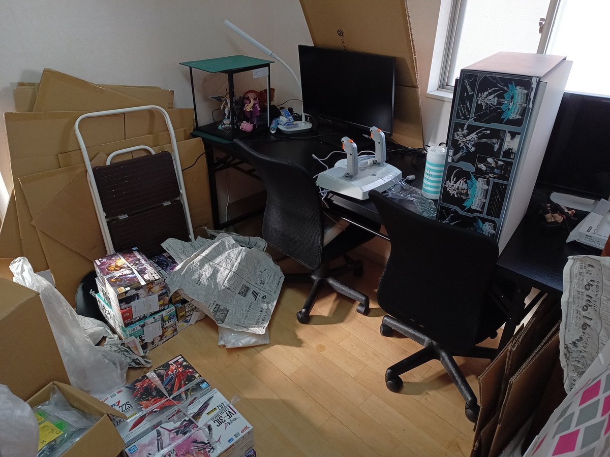 カシミヤ 片付け中 店長のお片付け力よ （倉庫に押し込んだ）