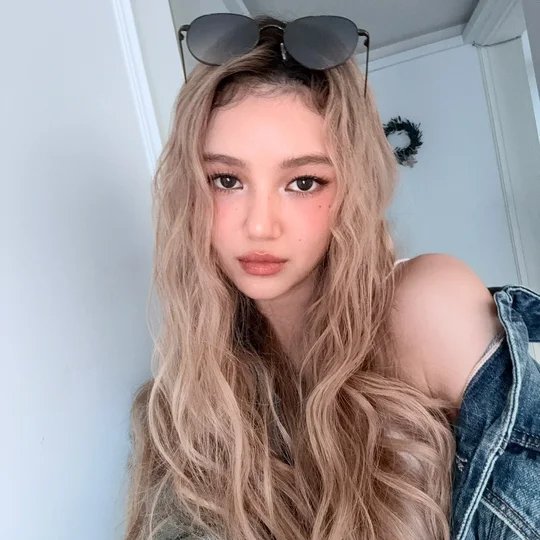 danielle has set up a new profile picture for her rednote. 💛