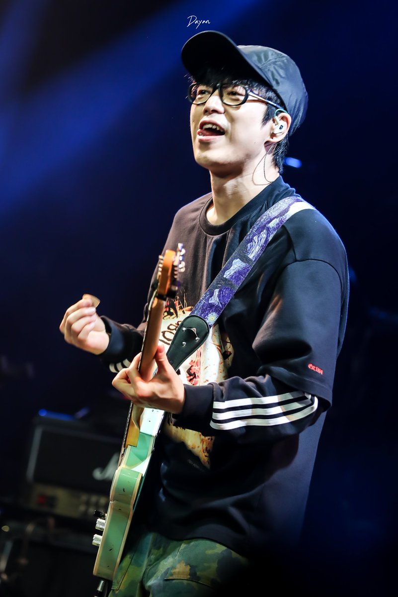 옛날에 크라잉넛 공연때 정기리랑 미친척 무대난한 분
아무도 말리지 않고 끌어내리지도 않고 같이 미치게 즐겨서 다들 미쳤나보다 생각했다는 분

20260115
크라잉넛 30주년 <너트30 페스티벌> with 국카스텐