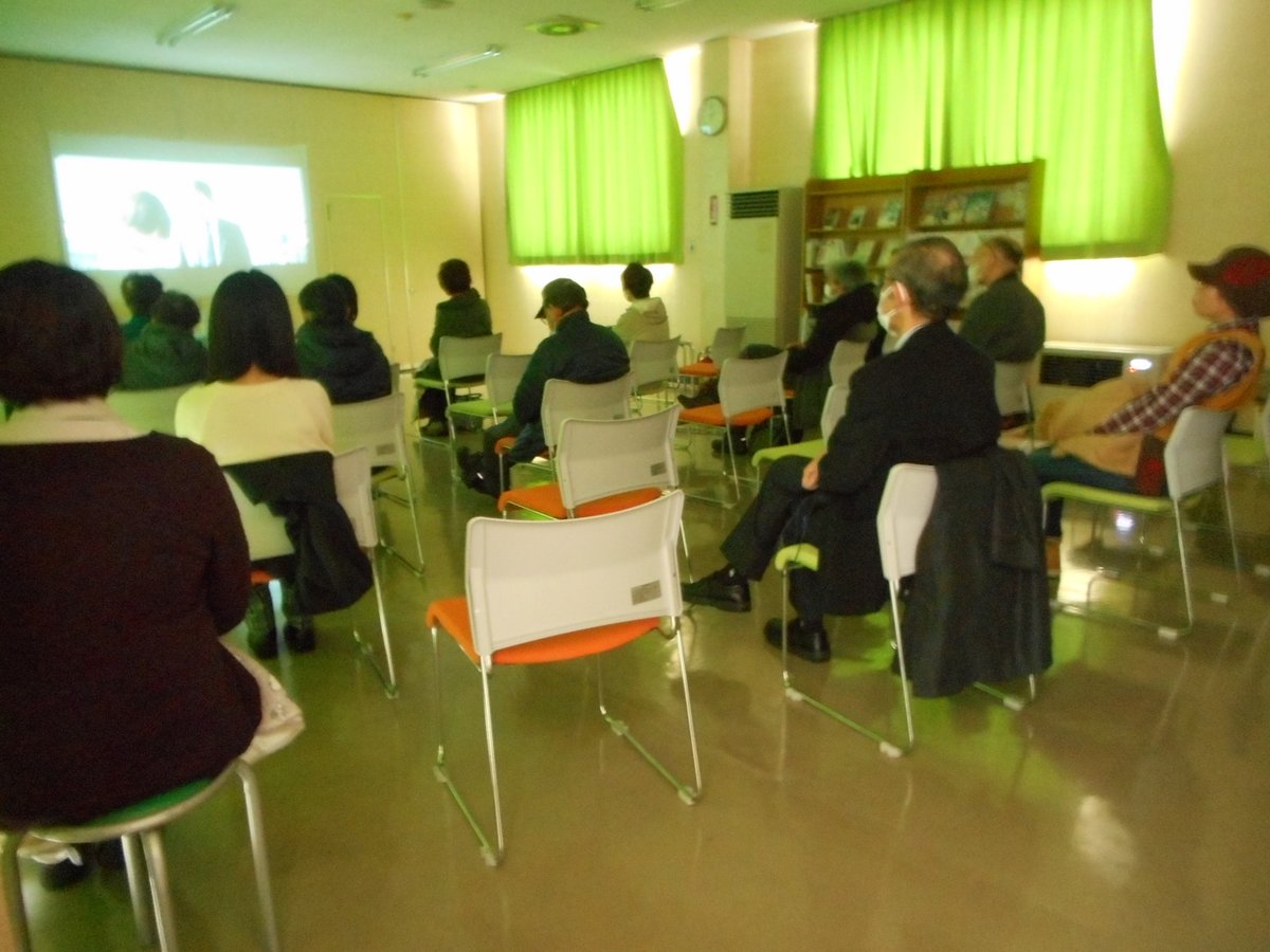 1/9(金)、1/10(土)小坂図書館にて【映画会】を開催しました。
9日は子ども向けに「若おかみは小学生！」、10日は大人向けに「朽ちないサクラ」を上映しました。