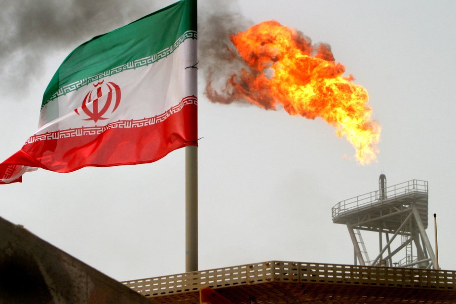 L_ThinkTank's tweet image. [ 🇮🇷 IRAN | 🇺🇸 ÉTATS-UNIS ]

🔸 Une possible intervention américaine en Iran inquiète les marchés pétroliers, en raison du poids stratégique de Téhéran dans l’approvisionnement mondial.

Selon l’Opep, l’Iran produit environ 3,2 millions de barils par jour et dispose des…