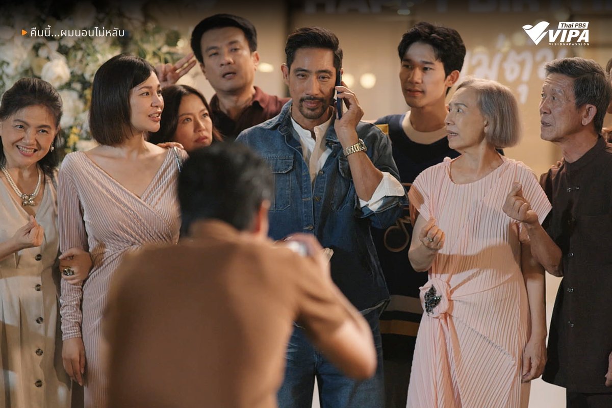 VIPAdotMe's tweet image. เมื่อ "จิระ" พา "อ้น" ไปที่บ้าน เพื่อทำธุระ ทั้งคู่ต้องพบกับความอึดอัดใจอีกครั้งจากครอบครัวของจิระ เพื่อเยียวยาจิตใจทั้งคู่จึงเดินทางไปเยี่ยมบ้าน "เย็น" แม่ของอ้นที่เปิดร้านขายของชำเล็ก ๆ ซึ่งมอบความแตกต่างอย่างสิ้นเชิงจากการต้อนรับด้วยความอบอุ่น

แต่ความตึงเครียดไม่ได้จบลงง่าย ๆ…