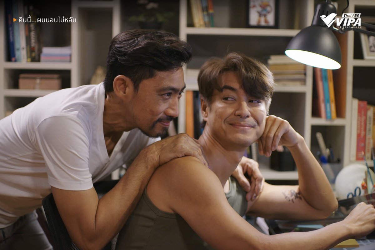 VIPAdotMe's tweet image. เมื่อ "จิระ" พา "อ้น" ไปที่บ้าน เพื่อทำธุระ ทั้งคู่ต้องพบกับความอึดอัดใจอีกครั้งจากครอบครัวของจิระ เพื่อเยียวยาจิตใจทั้งคู่จึงเดินทางไปเยี่ยมบ้าน "เย็น" แม่ของอ้นที่เปิดร้านขายของชำเล็ก ๆ ซึ่งมอบความแตกต่างอย่างสิ้นเชิงจากการต้อนรับด้วยความอบอุ่น

แต่ความตึงเครียดไม่ได้จบลงง่าย ๆ…