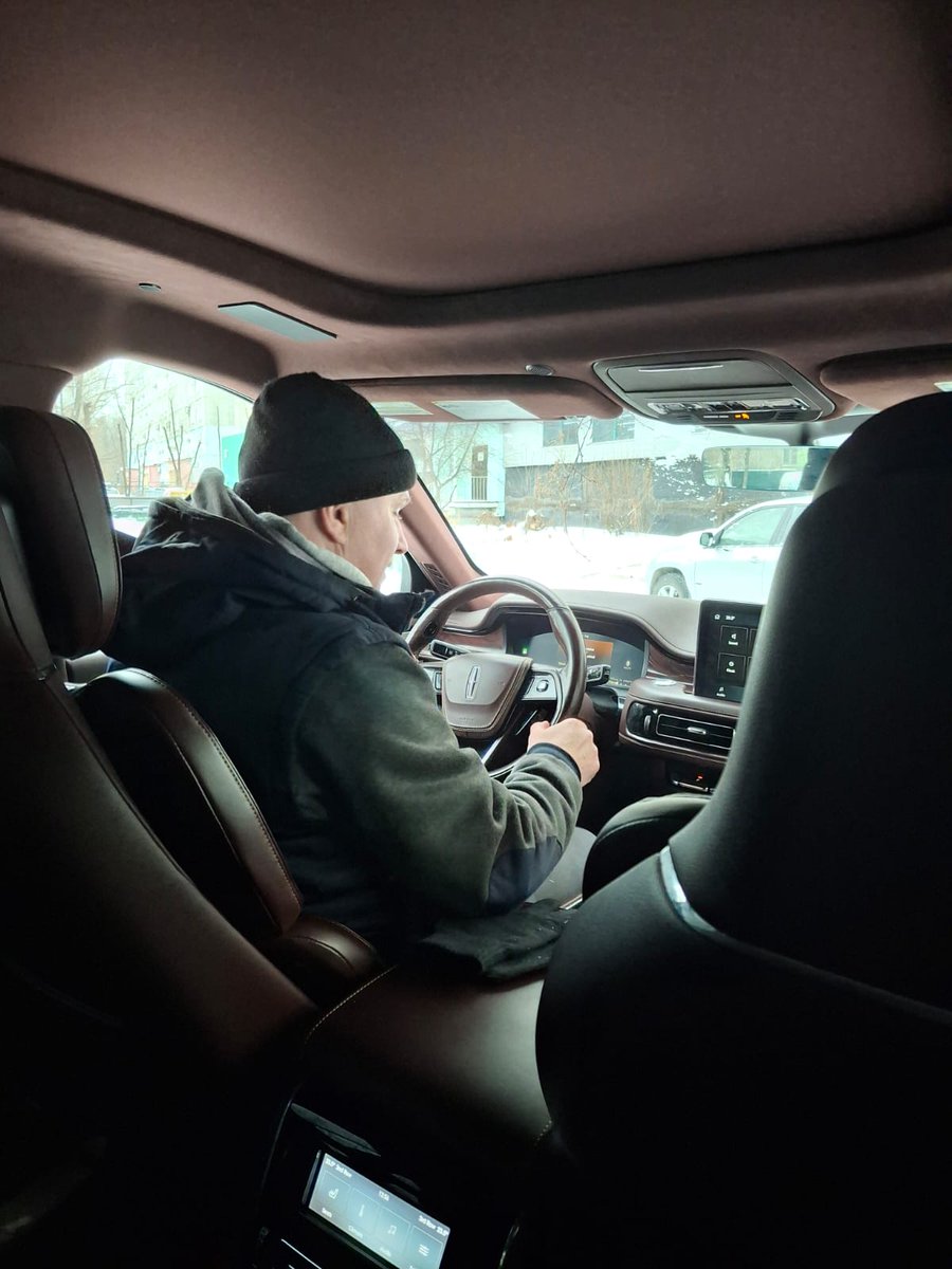 Утром минус 33, американский Линкольн-Авиатор терпит сибирские морозы.