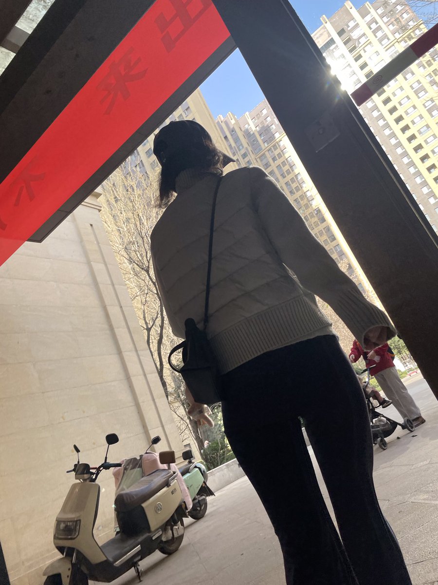 liveoldJoe's tweet photo. 谁不爱冬天暖阳里的瑜伽裤呢
回小区，随手拍了几张
#瑜伽裤
#少妇 https://t.co/F8gHfnIPTq