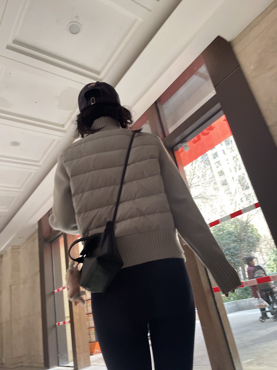 liveoldJoe's tweet photo. 谁不爱冬天暖阳里的瑜伽裤呢
回小区，随手拍了几张
#瑜伽裤
#少妇 https://t.co/F8gHfnIPTq