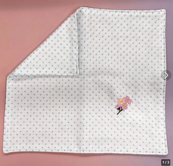 向日葵さんが丁寧に手作りした、やわらかなガーゼハンカチです。白地に