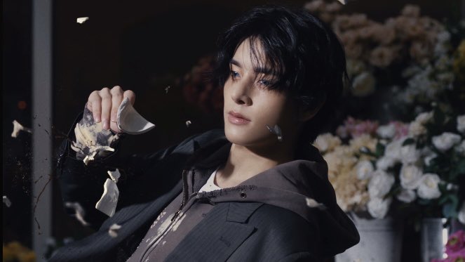 15ARCHIVEz's tweet image. it's a knife 🔪 

#제이크 #JAKE