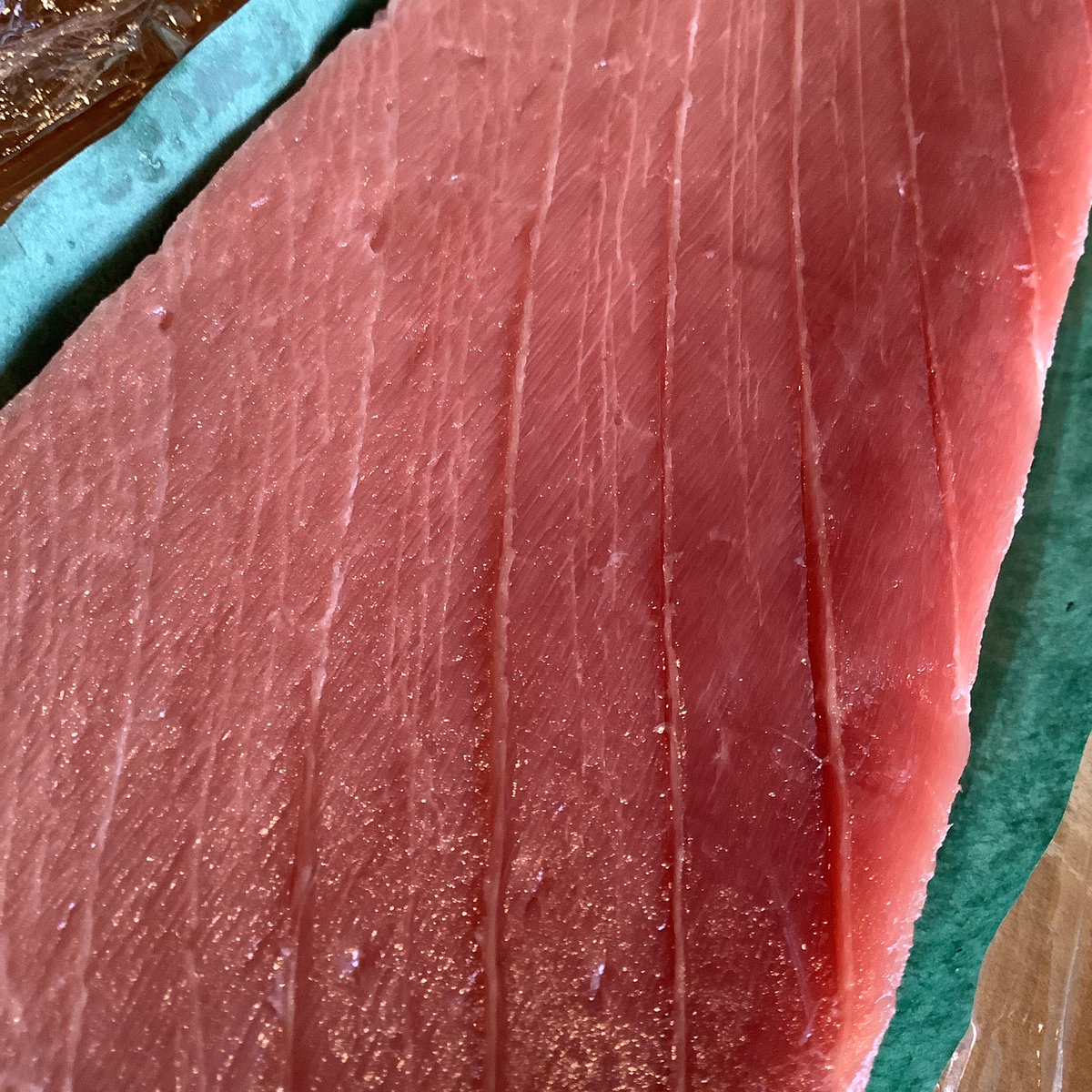 【速報】

東京産
天然生本マグロ
緊急入荷。
赤身と脂のバランスが素晴らしい部位が入りました

東京産で、コレだけのが手に入ったこと自体が奇跡

ご予約くだされば
3,900の酒肴盛り込み膳に入ります

マグロといえば
おいしい醤油、絶品海苔

ご予約優先
売切御免

お電話、DM
お待ち致しております