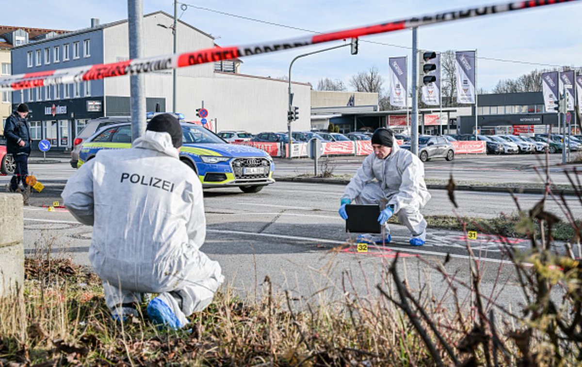 visegrad24's tweet image. Outrage in Germany after 2 brutal and random attacks carried out in the past week by migrants.

Hamburg, January 8th:

A 20-year-old Iraqi asylum seeker randomly assaulted two men aged 54 and 58 with a knife in a severe, unprovoked attack, inflicting multiple life-threatening…
