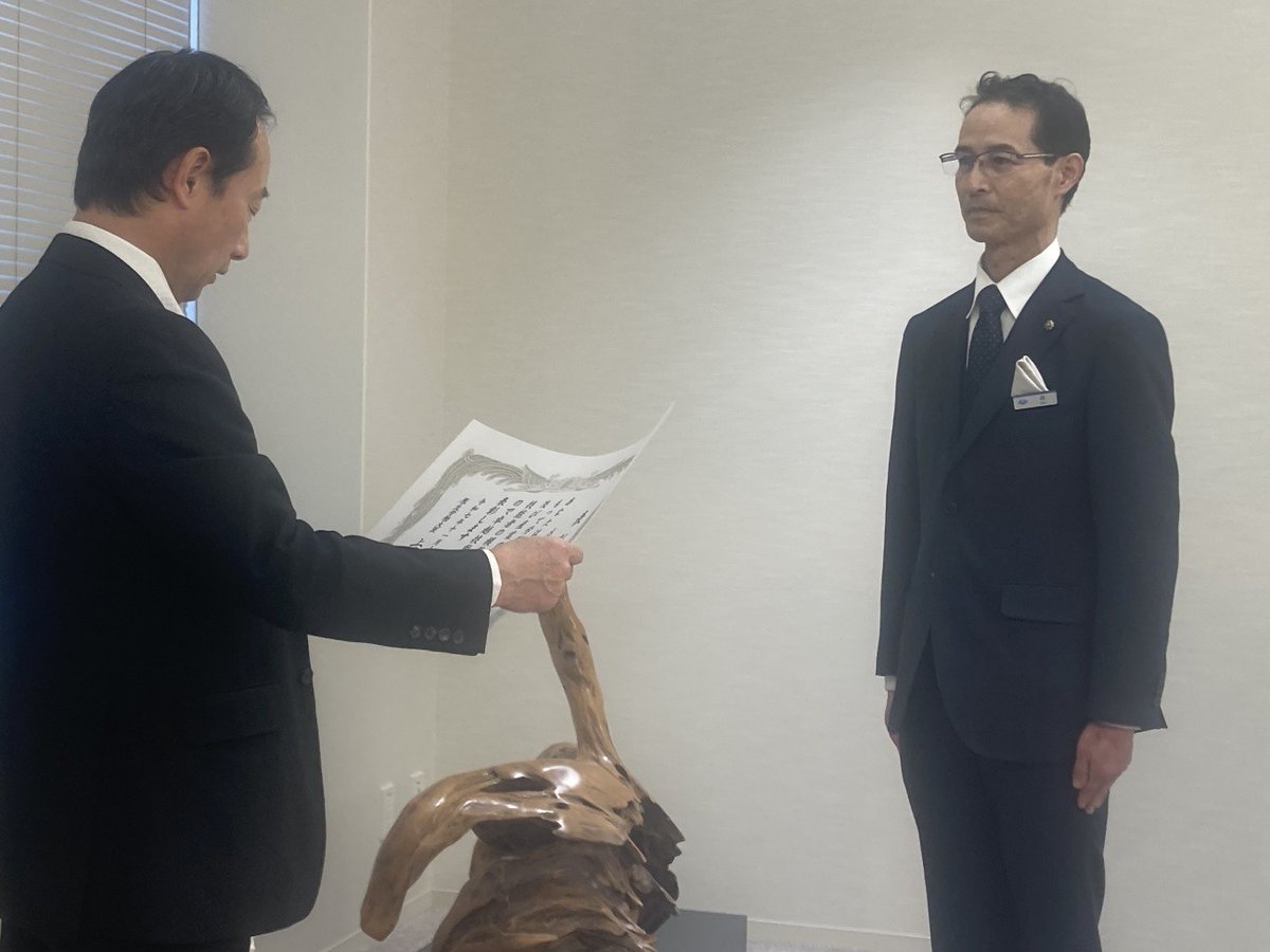 Gifu_kouhou's tweet photo. #岐阜グランドホテル 森義雄総料理長が令和７年度 #現代の名工 #厚生労働大臣表彰受賞 を #岐阜県 #知事 に報告。#薬草 の宝庫岐阜の特性を活かした #美濃薬膳 について、観光コンテンツとしての可能性など、大いに語りあいました。2月23日には総料理長のスペシャルメニューが限定登場!急いでご予約を! https://t.co/EAJJ52a3rA