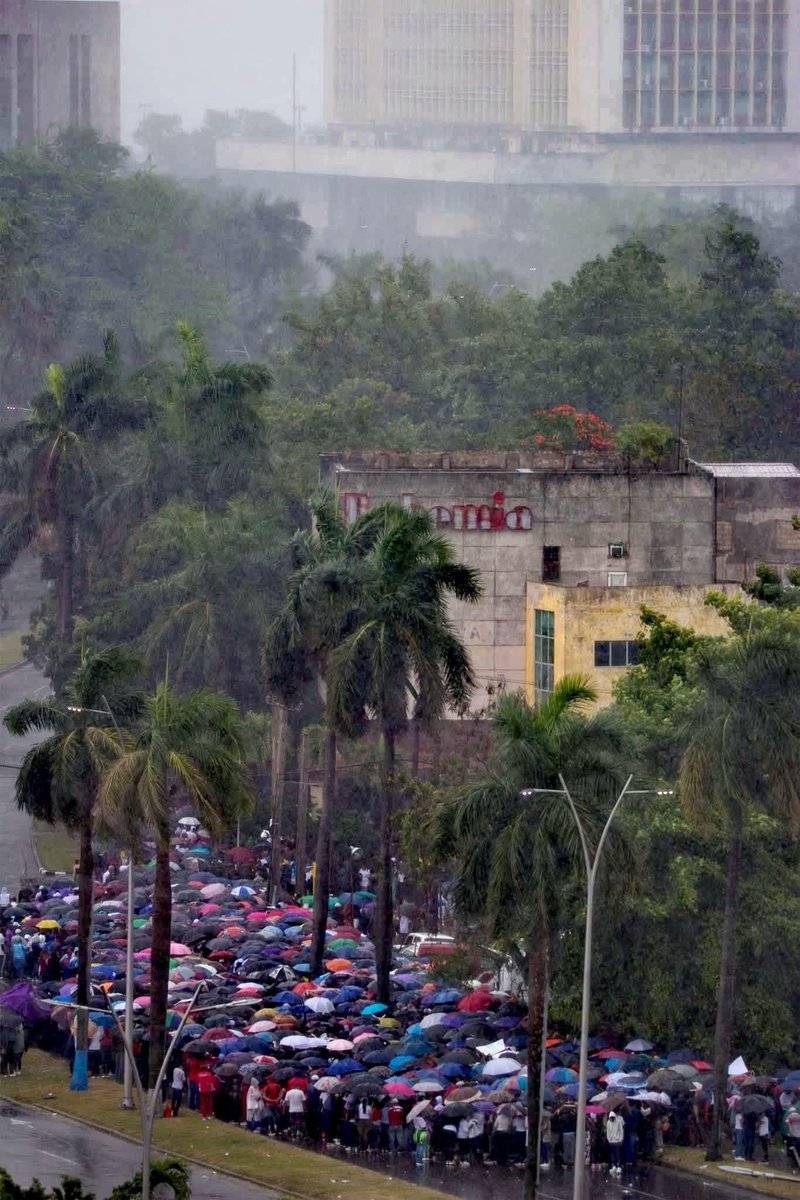 ¡Qué ejemplo! Se ha convertido en puñal, se ha convertido en fusil, se ha convertido en la trinchera, de la voluntad, de la palabra Amar, de la Conciencia y de la Muerte. No es copiar y pegar. Cada palabra brota plena, catartica y hermosa... presta a luchar, a continuar. #Cuba