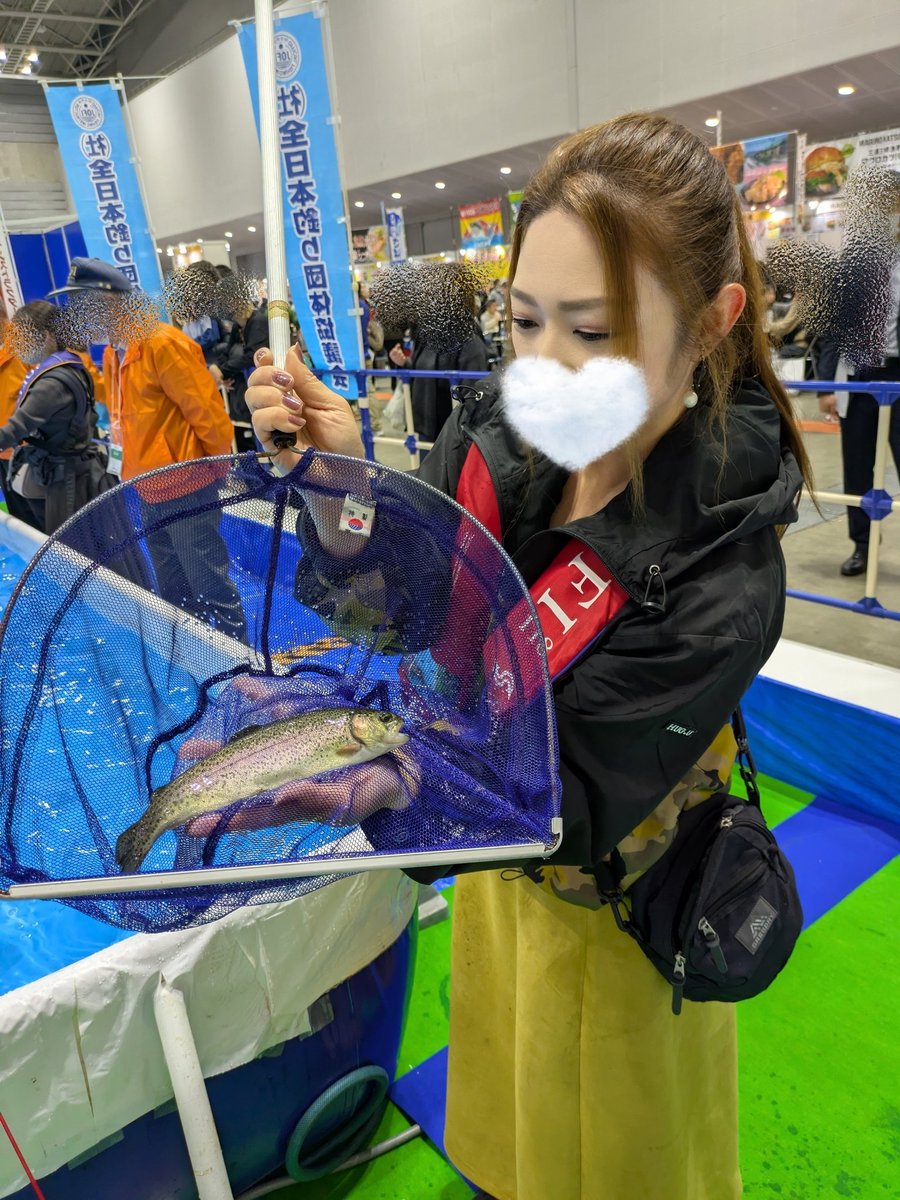 turipoco's tweet photo. ニジマス釣り🎣　
アルビノや大きいのが泳いでた！　
釣りフェス 🎣✨ https://t.co/6lDAbBTpgK