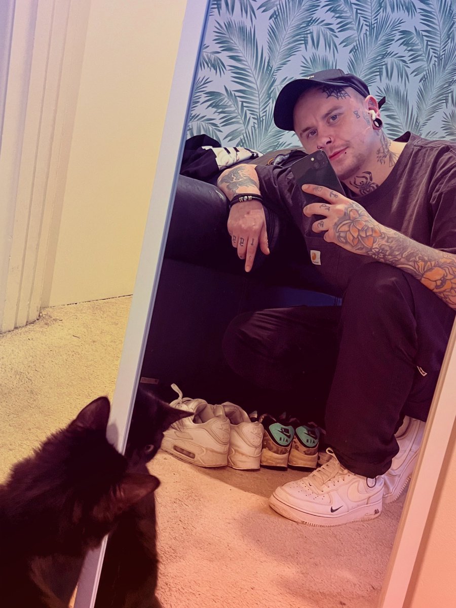Alternativechav's tweet photo. New twitter. 

#nike #alternative #tattooedmen #facetattooes #britishmen #chav https://t.co/zzv5oFit7y