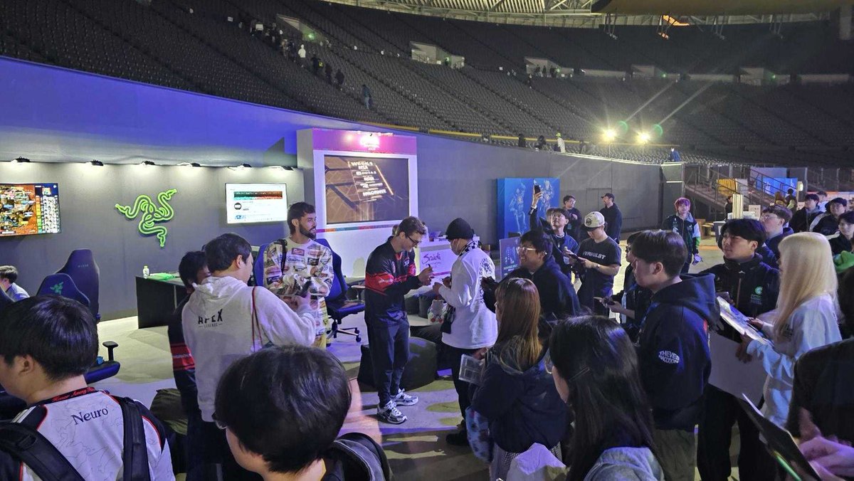 ALGS 札幌会場の Razer ブースで、Team Razerの一員、Crazy Thievesの