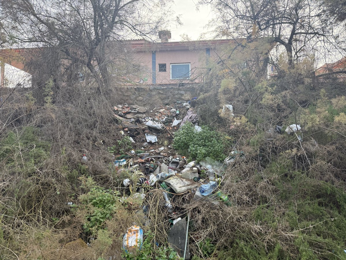 angeldeaviles's tweet photo. Buenos días,

El PSOE de Guardamar, liderado por el Señor Sáez, presume del inminente centenario del puente de hierro. Desde VOX GUARDAMAR, instamos al Alcalde a defender la propiedad privada y a hacer cumplir las ordenanzas municipales. Además, es fundamental que protejamos nuestro entorno.

Se están pagando tasas excesivas por un servicio que es claramente deficiente. Esto sucede a tan solo 50 metros del histórico puente de hierro.

#SoloQuedaVOX
