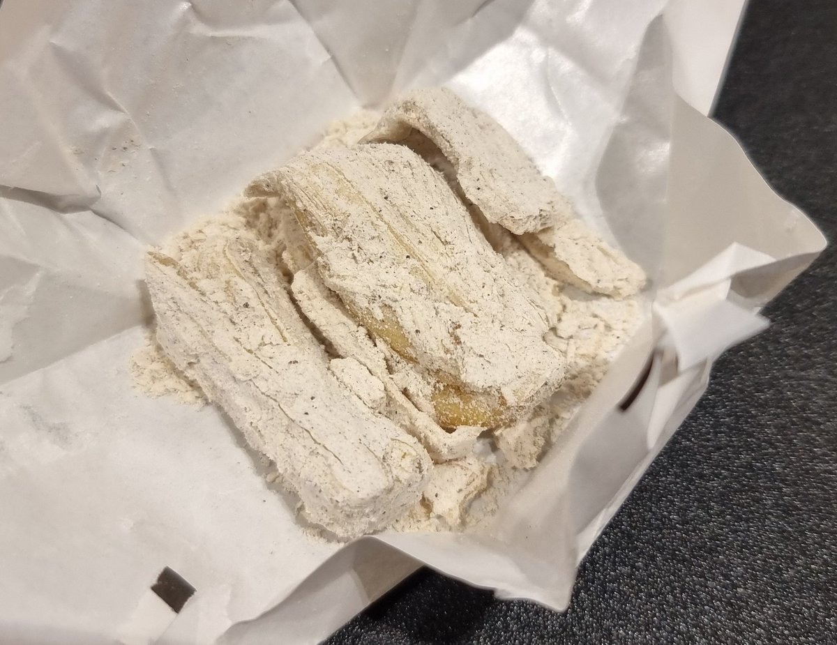 닝보 특산품이라는 흑임자 엿(콩가루 엿도 있음)을 먹어 봄
맛있는데 흑임자 가루가 덜 묻은 부분부터 입에 넣으면 이에 엄청 들러붙어요
근데 맛있다... 할머니들이 좋아하실 듯한 맛...☺️