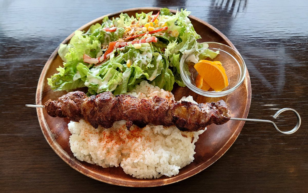 SMCC_PR's tweet photo. 【社員投稿】
社員のランチシリーズ vol.2
神山通り沿いラム料理のお店
「Newzea Platform」
スパイシーなラムもも肉の串焼きで
パワーチャージ！💪 https://t.co/mFg6AdguMf