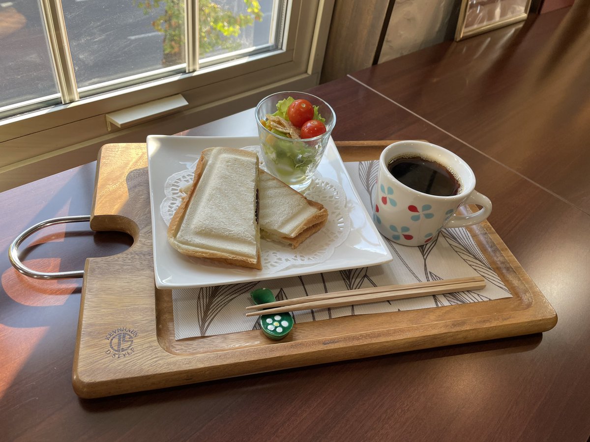 本日のお食事は

🥄チキンポトフセット
🔴こばらごはん
🍞ホットサンドセット

です。

みなさまのお越しをお待ちしてます☺️

#俊カフェ
#谷川俊太郎
#ブックカフェ
#札幌　
#ごはん