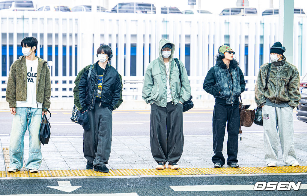 TXTCHART_KR's tweet image. NEW HAIR COLORR!!!?!?!