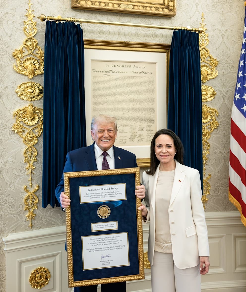 Wenn die Wirklichkeit Satire übertrifft: US-Polit-Marionette Maria Machado übergibt US-Kriegspräsident Trump ihren Friedensnobelpreis.