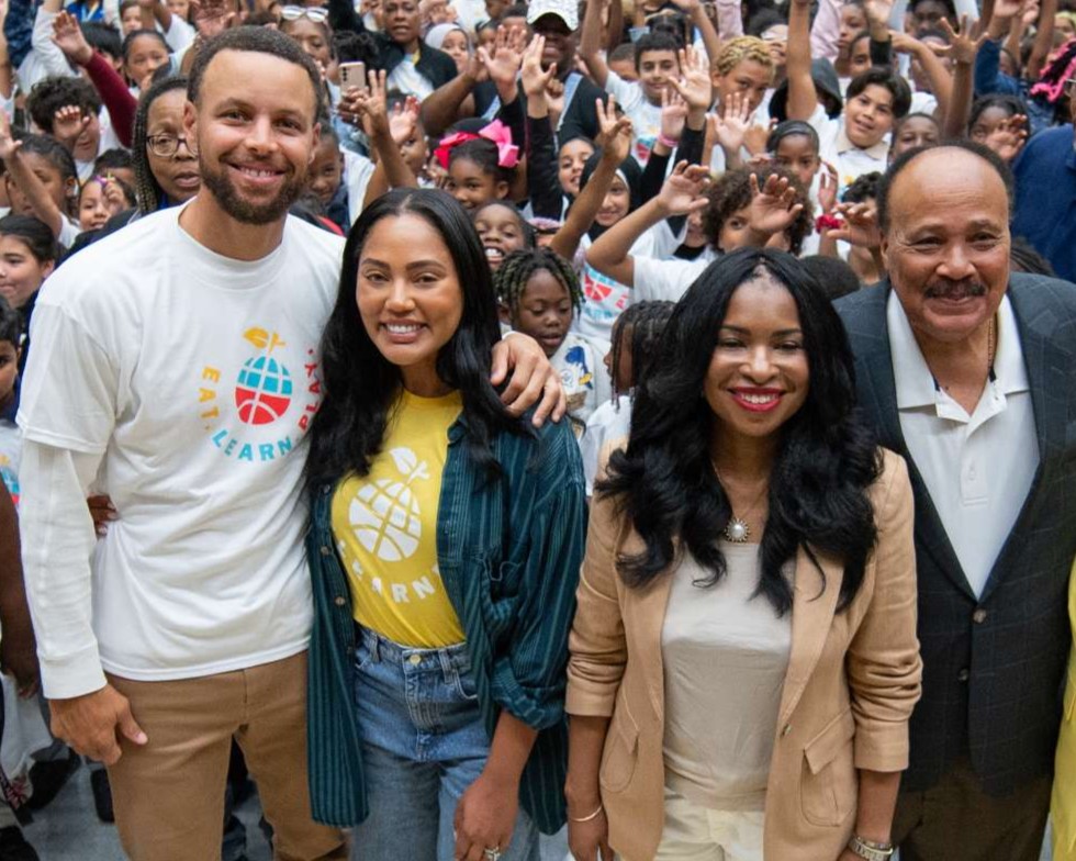 eatlearnplay's tweet image. Honoring Dr. King’s birthday by revisiting a time when Martin Luther King III and Arndrea King brought Realize the Dream to Oakland. A national movement mobilizing people to complete 100 million hours of service by 2029, Eat. Learn. Play. has committed 100k volunteer hours.