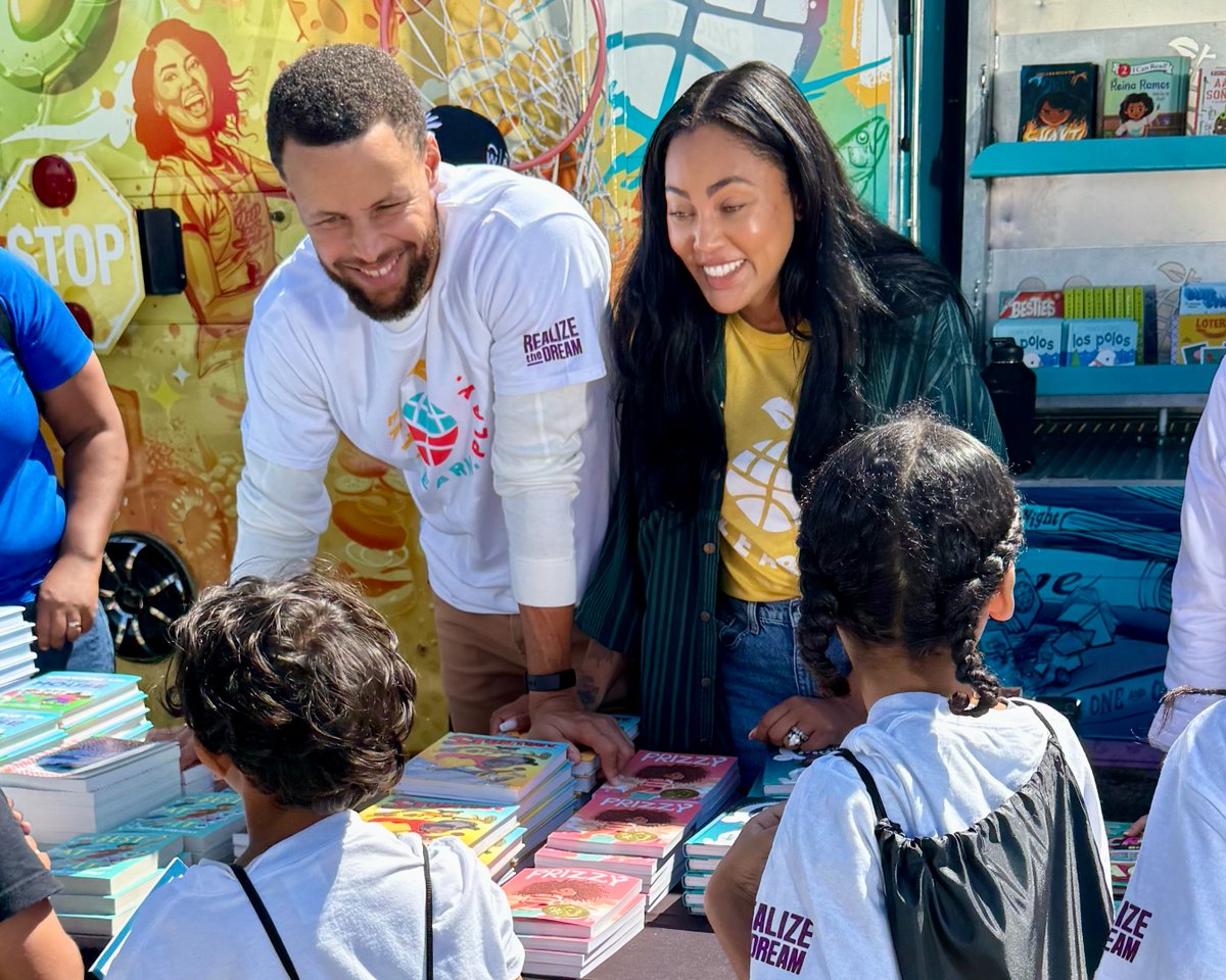 eatlearnplay's tweet image. Honoring Dr. King’s birthday by revisiting a time when Martin Luther King III and Arndrea King brought Realize the Dream to Oakland. A national movement mobilizing people to complete 100 million hours of service by 2029, Eat. Learn. Play. has committed 100k volunteer hours.