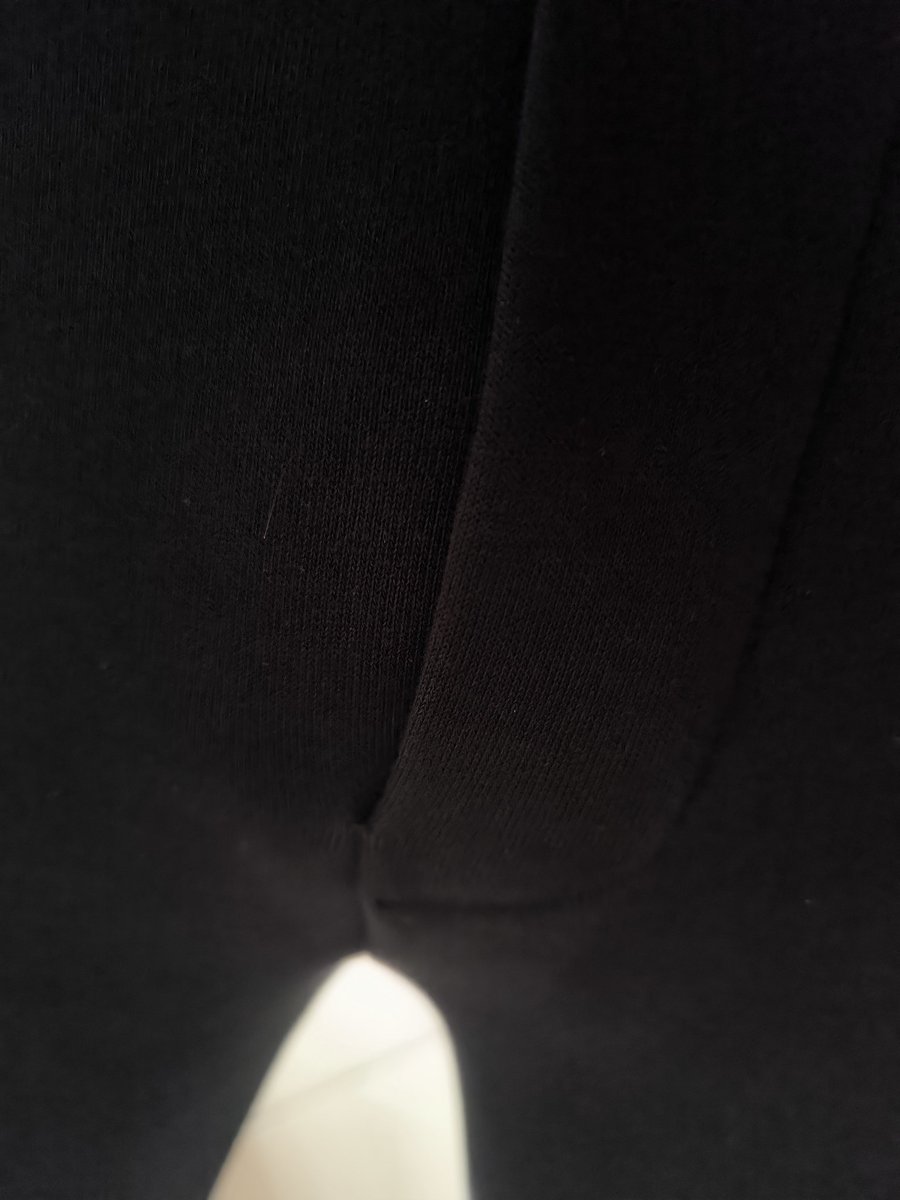 穿好衣服了，这样应该完全看不出来吧？？就这样！！出门采购！！🥵（内裤脱掉惹）